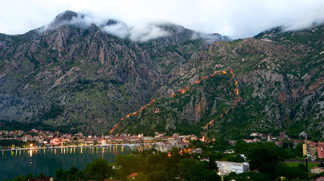 Murallas antiguas de la ciudad de Kotor que incluye niebla o neblina, una ciudad costera y montañas