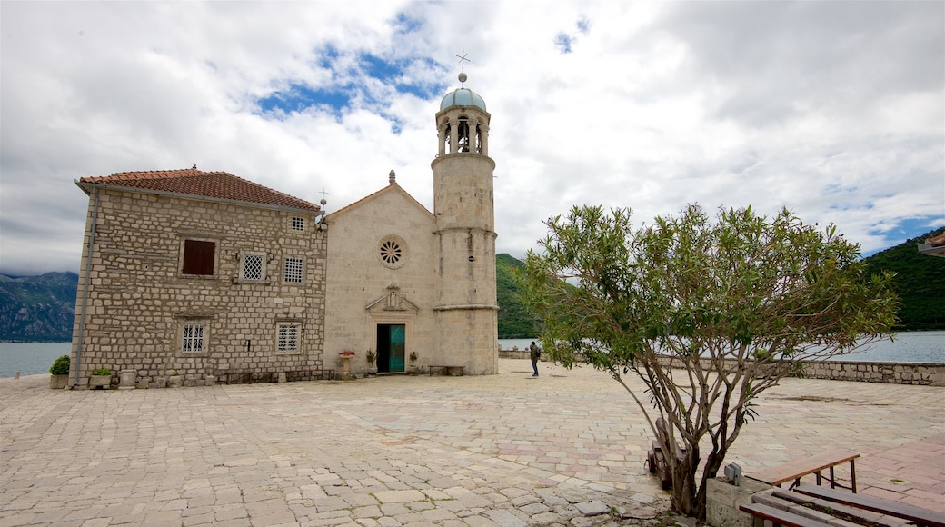 Gospa od Skrpjela som inkluderer kirke eller katedral og kyst