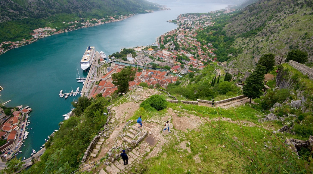 Murallas antiguas de la ciudad de Kotor