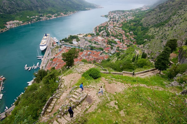 Vieux remparts de Kotor montrant scènes tranquilles, marina et patrimoine historique