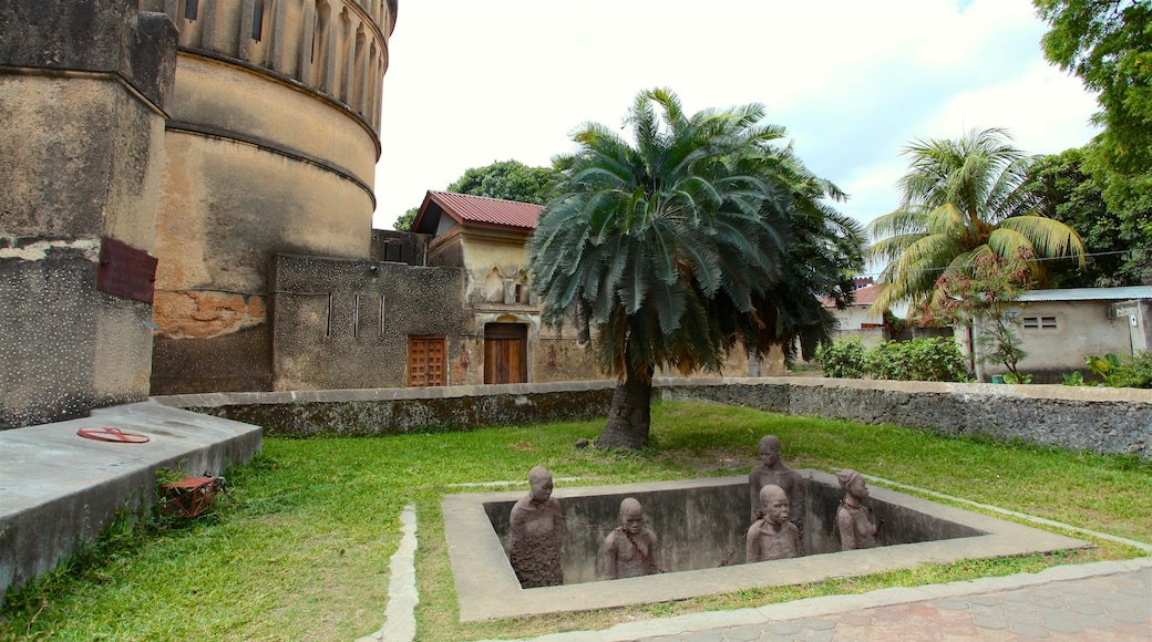 Mercado de esclavos que incluye elementos patrimoniales y una estatua o escultura