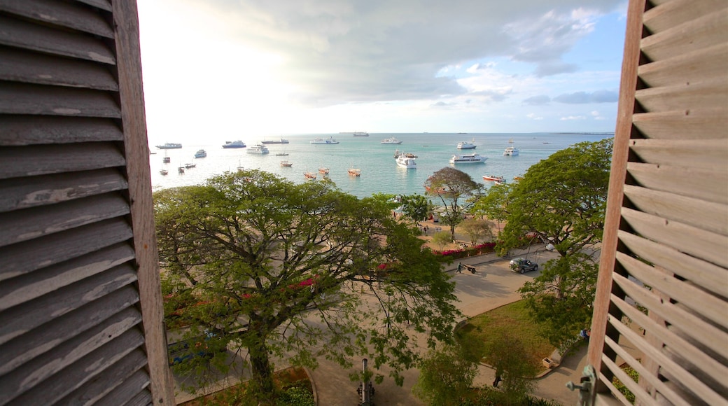 Casa de las Maravillas mostrando vistas de una costa y una bahía o un puerto