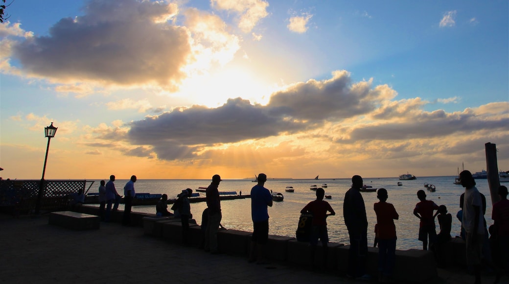 Sansibar welches beinhaltet Bucht oder Hafen, allgemeine Küstenansicht und Sonnenuntergang