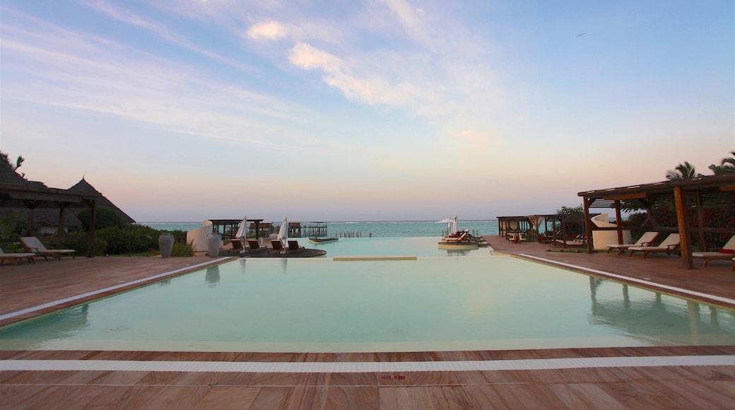 Strand von Nungwi mit einem Pool, Luxushotel oder Resort und allgemeine Küstenansicht