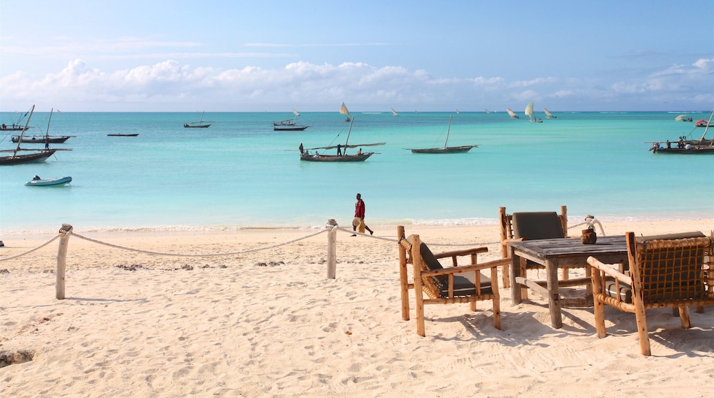 Playa de Nungwi mostrando una bahía o un puerto, una playa y comidas al aire libre