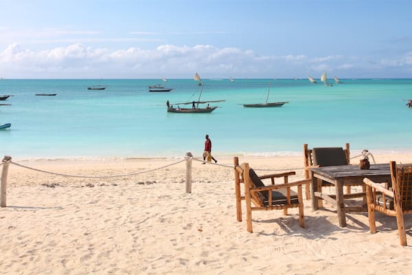Plage de Nungwi qui includes baie ou port, plage de sable et sortie au restaurant