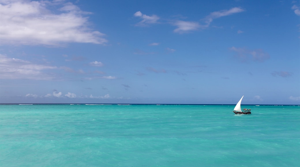 Plage de Nungwi montrant vues littorales et voile