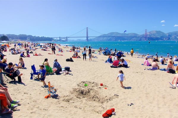 San Francisco mit einem Strand und Hängebrücke oder Baumkronenpfad sowie große Menschengruppe
