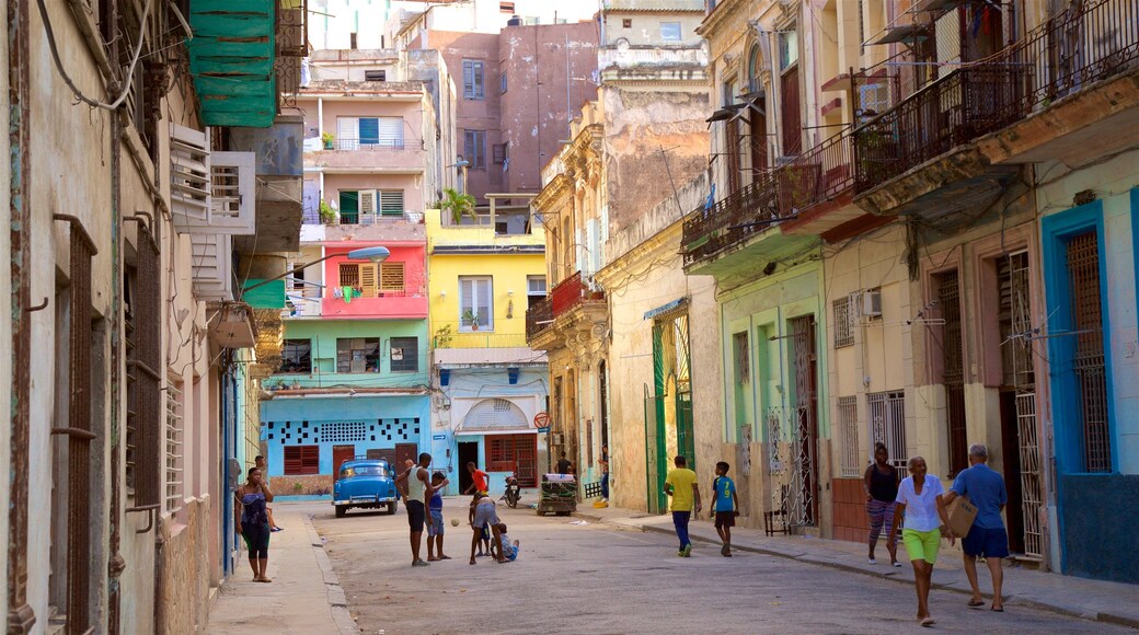 Havana das einen Stadt und Straßenszenen sowie kleine Menschengruppe