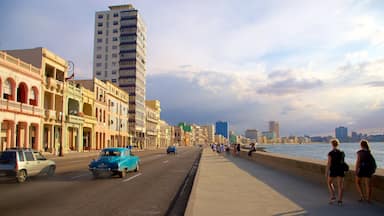 Malecon caracterizando uma cidade, paisagens litorâneas e uma cidade litorânea