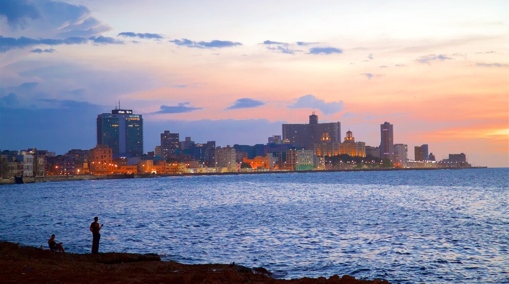 Havana toont skyline, een zonsondergang en een stad