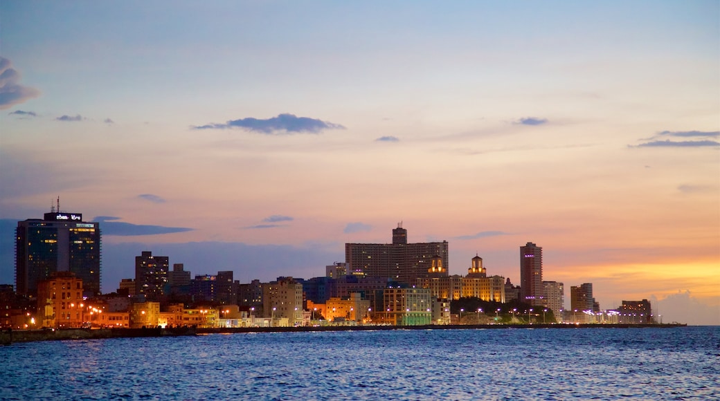 Havana mostrando un atardecer, vistas de una costa y horizonte urbano