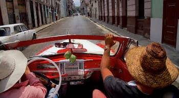 Old Havana che include strade cosi come un piccolo gruppo di persone