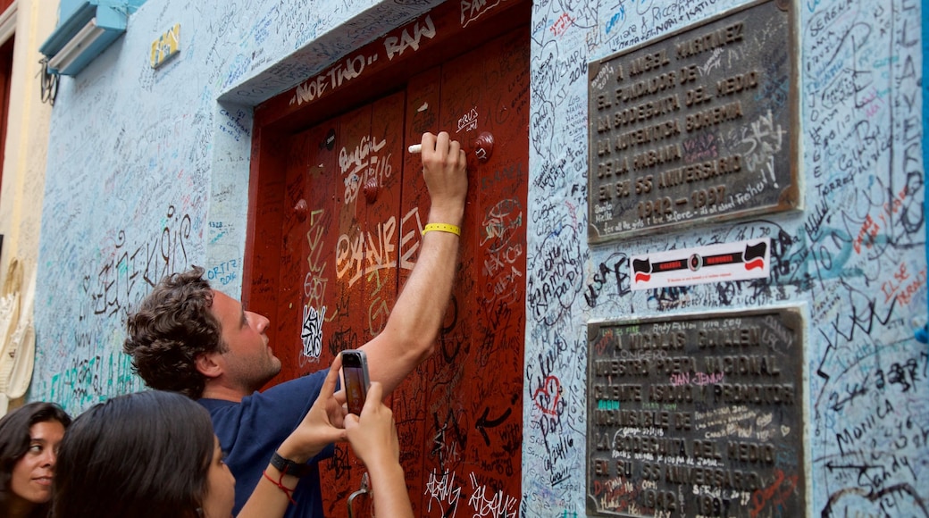 La Habana mostrando arte al aire libre y también un pequeño grupo de personas