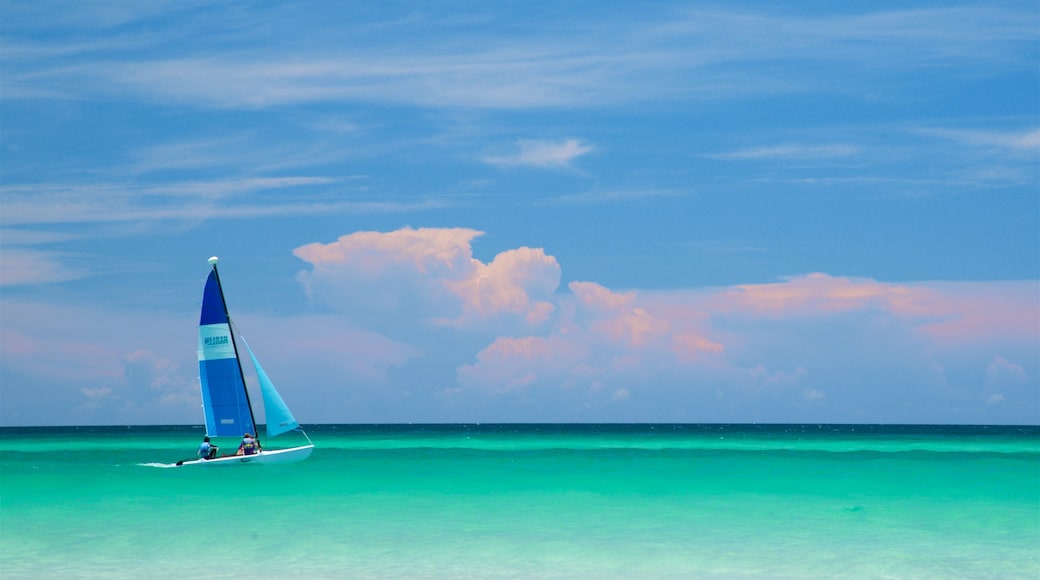 Varadero Beach som visar vågor och segling