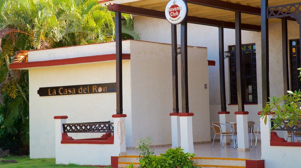 Varadero que incluye señalización y un bar