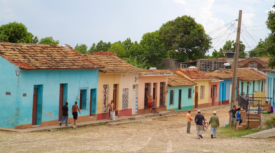 Trinidad mostrando imágenes de calles y una pequeña ciudad o aldea y también un pequeño grupo de personas