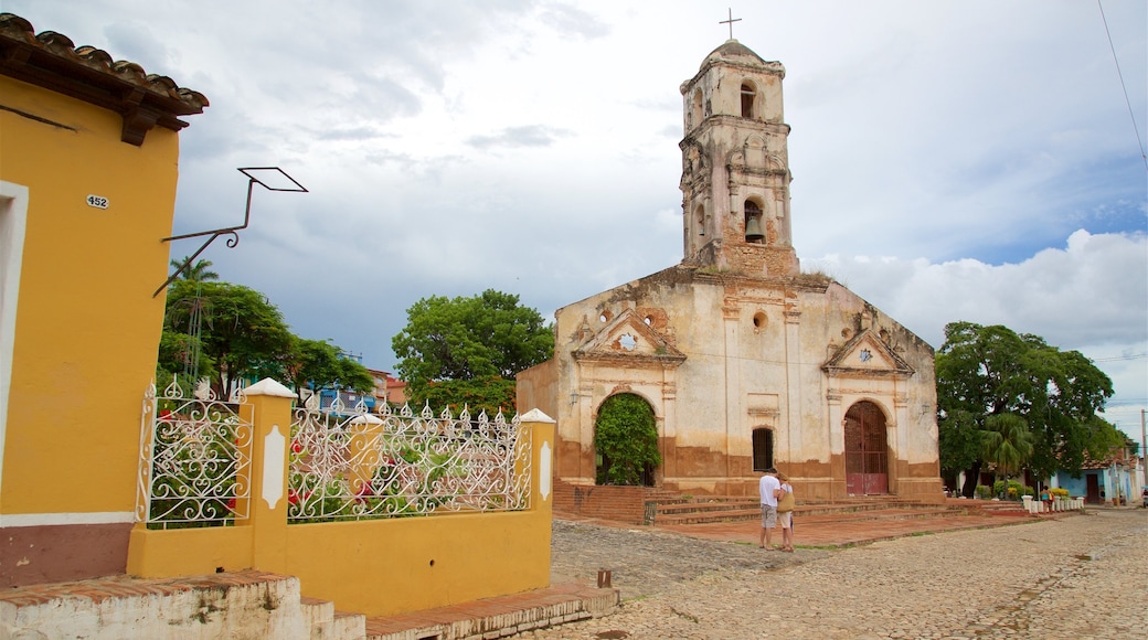 Trinidad mostrando strade e chiesa o cattedrale