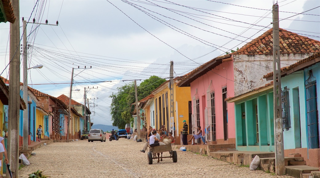 Trinidad ofreciendo elementos patrimoniales, imágenes de calles y una pequeña ciudad o aldea