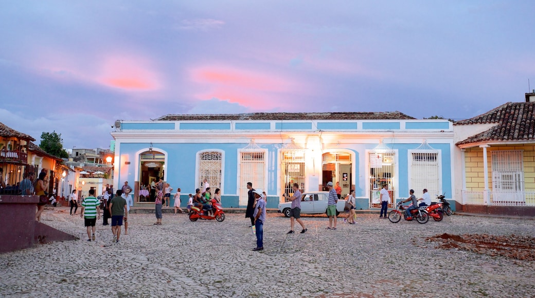 Plaza Mayor mostrando uma praça ou plaza e um pôr do sol