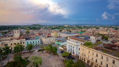 Leoncio Vidal Park que incluye una ciudad, un atardecer y una plaza