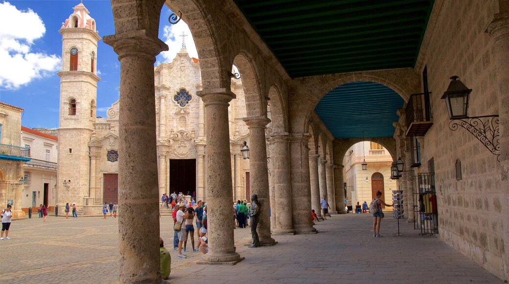 Cathedral Square caracterizando uma praça ou plaza, uma igreja ou catedral e elementos de patrimônio