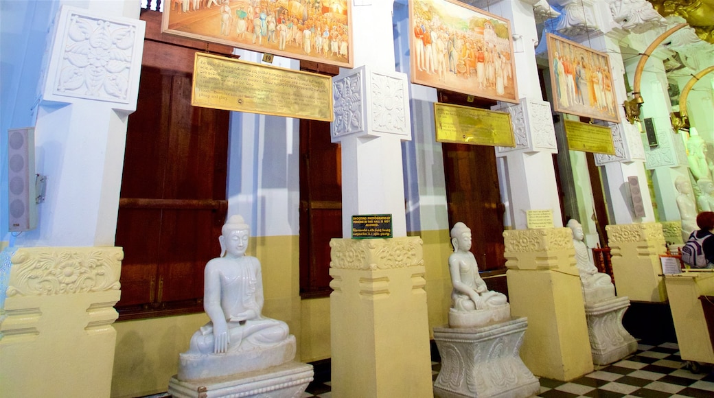 Kandy montrant temple ou lieu de culte, vues intérieures et statue ou sculpture