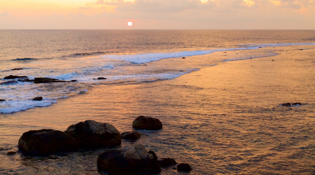 Galle mostrando surf, tramonto e vista della costa