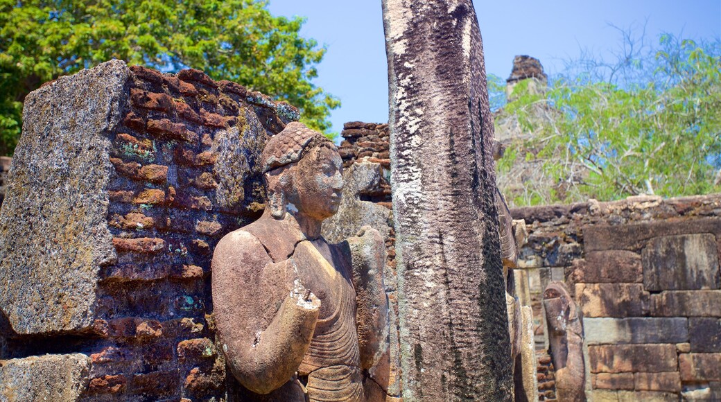 Polonnaruwa ofreciendo una estatua o escultura y un cementerio