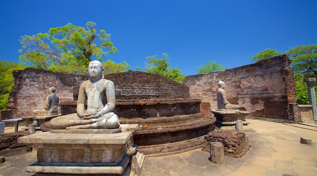 Polonnaruwa que incluye aspectos religiosos, un cementerio y una estatua o escultura