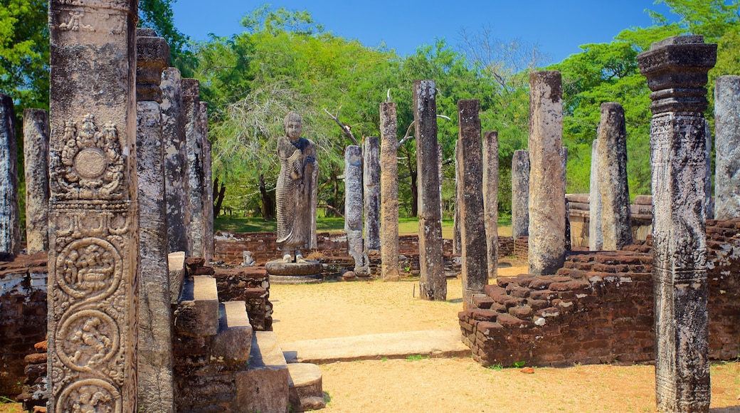 Polonnaruwa ofreciendo elementos patrimoniales y un cementerio