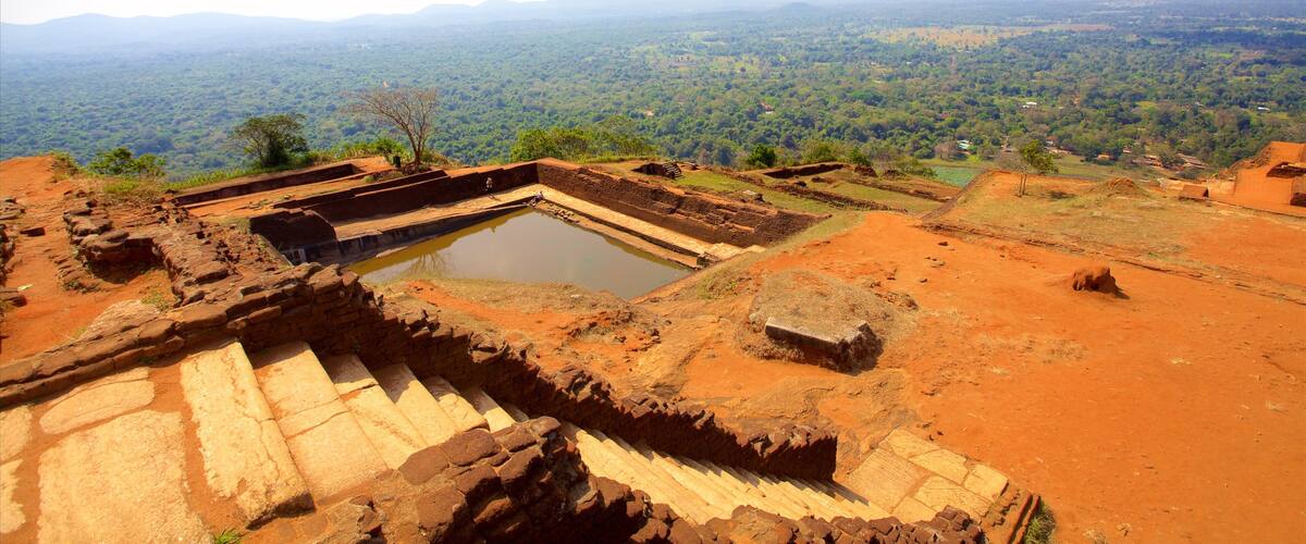 Sigiriya que incluye situaciones tranquilas y un estanque