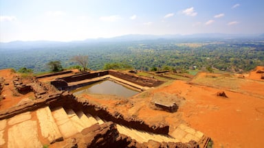 Sigiriya som inkluderar en damm och stillsam natur