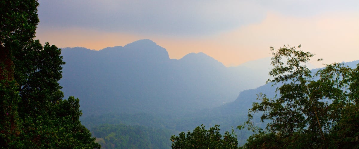 Sri Lanka mettant en vedette coucher de soleil, scĂšnes tranquilles et brume ou brouillard