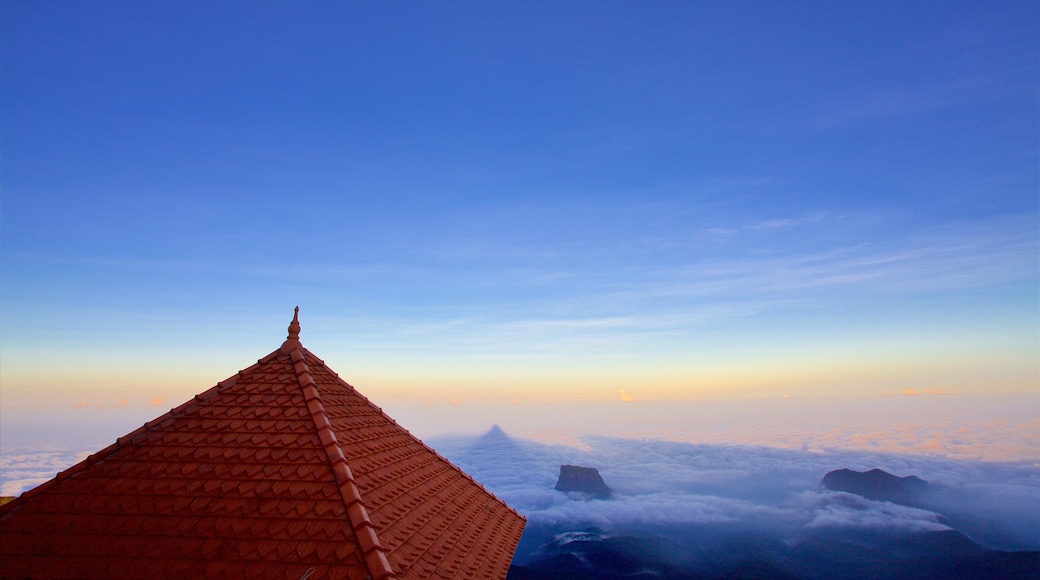 Sri Lanka mostrando escenas tranquilas, elementos patrimoniales y un atardecer