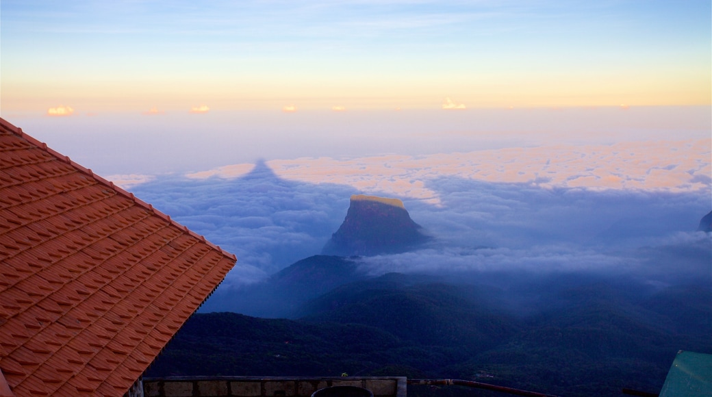 Sri Lanka que incluye un atardecer y escenas tranquilas