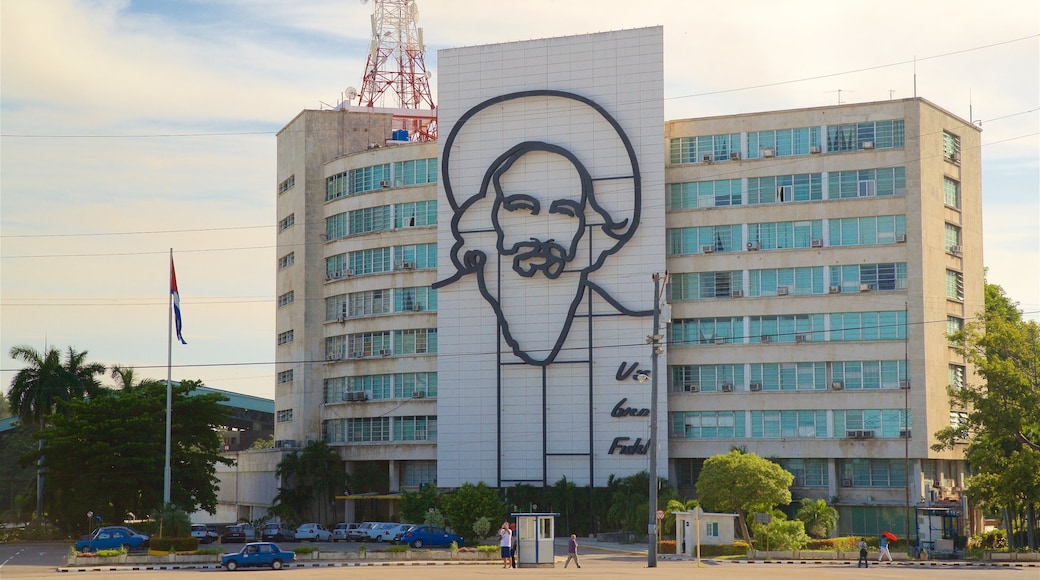 Plaza de la Revolucion which includes outdoor art