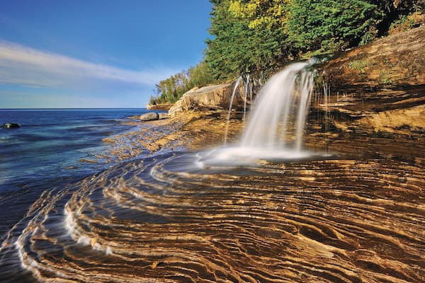 Munising mit einem Felsküste und Kaskade