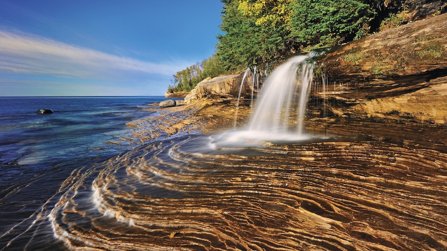 Munising showing a waterfall and rugged coastline