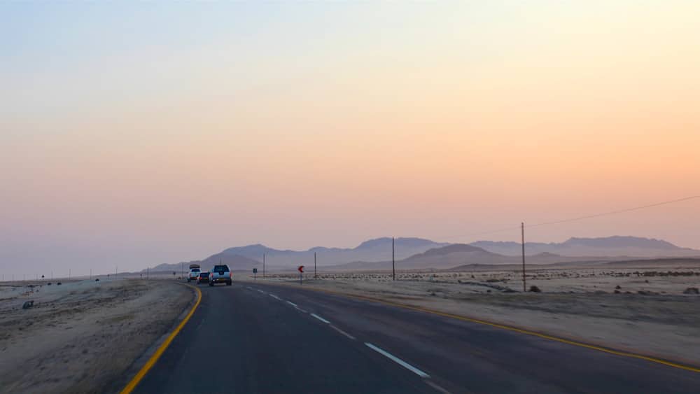 Swakopmund som viser fredfyldte omgivelser, udsigt over ørkenen og en solnedgang
