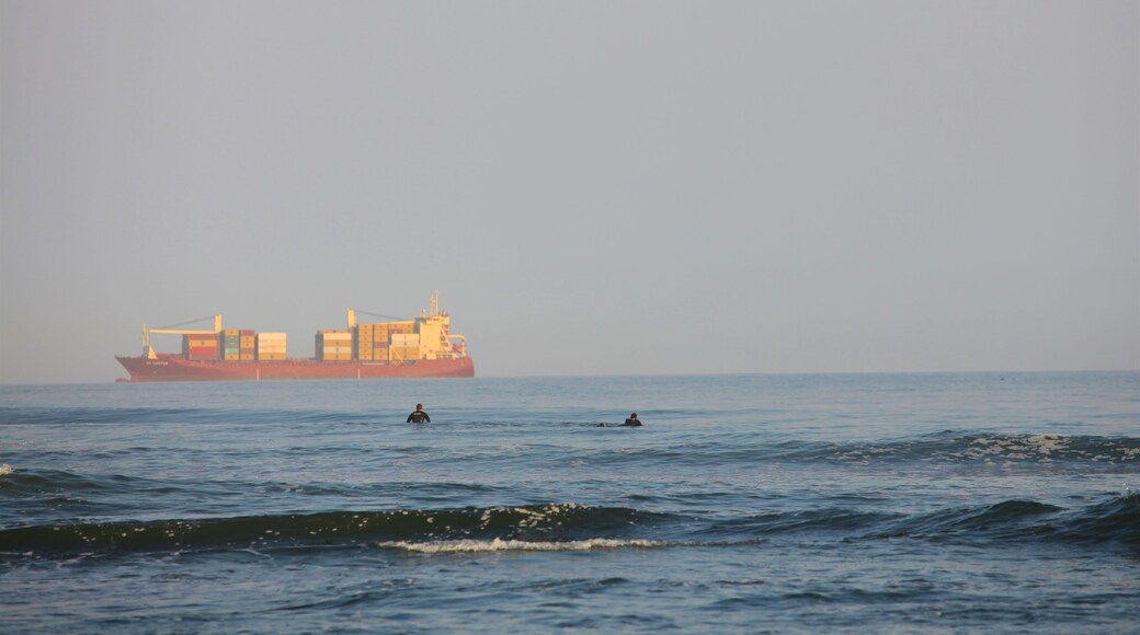 Swakopmund inclusief algemene kustgezichten, surfen en een zonsondergang