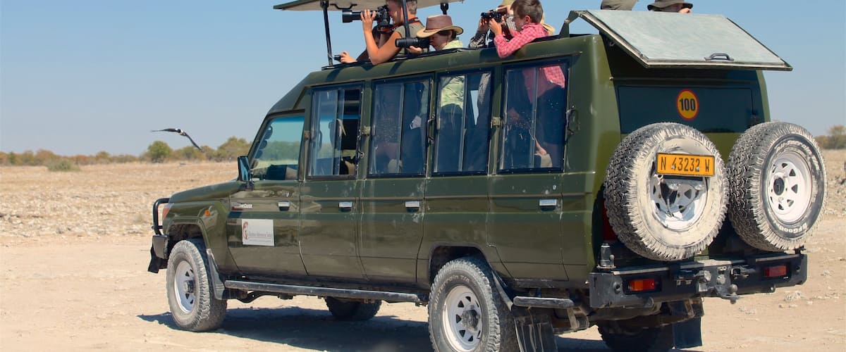 Công viên quốc gia Etosha trong đó bao gồm khám phá safari và lái xe địa hình cũng như nhóm nhỏ