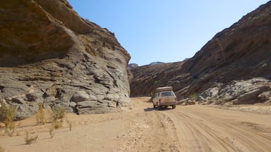 Namibia som visar öknar, stillsam natur och offroadkörning