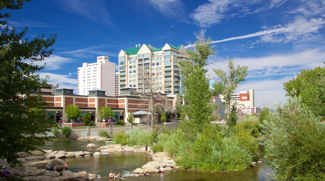 Reno mostrando un río o arroyo y una ciudad