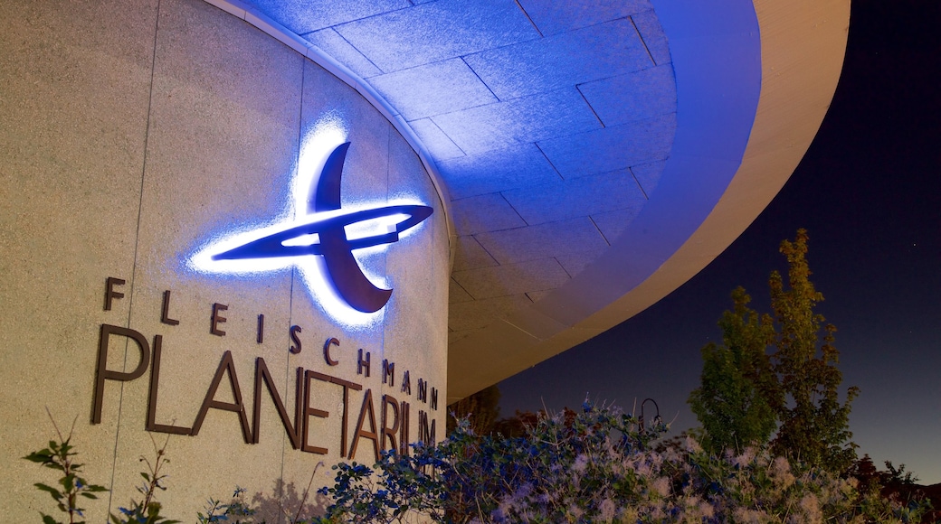 Fleischmann Planetarium and Science Center caratteristiche di segnaletica e paesaggio notturno