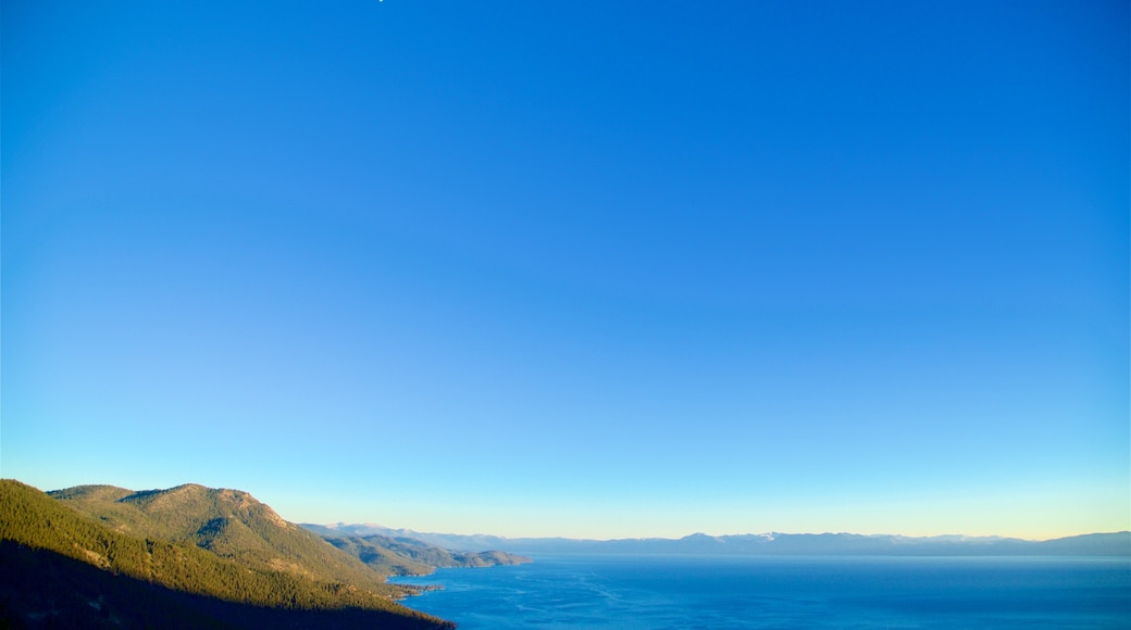 Lake Tahoe caratteristiche di paesaggi rilassanti e vista della costa