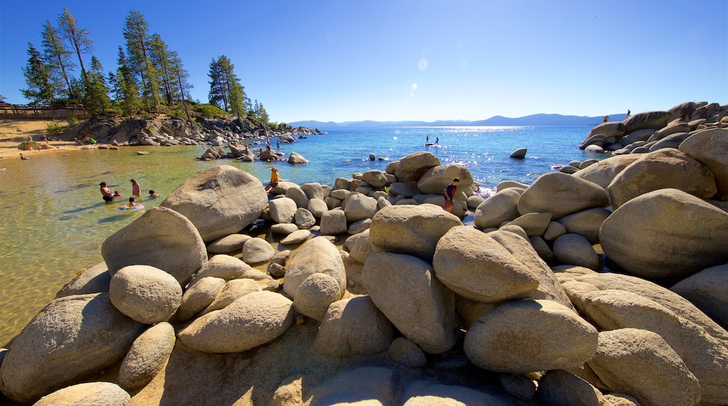 Parque Sand Harbor que incluye litoral accidentado, una playa de arena y vistas de una costa