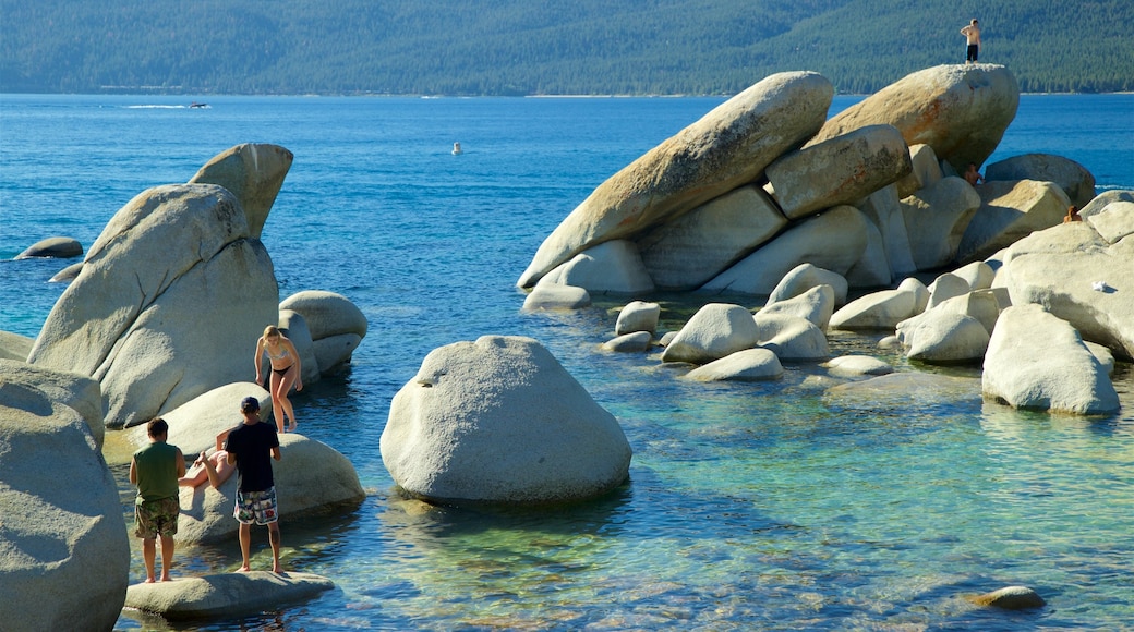 Sand Harbor som visar kustutsikter och klippig kustlinje såväl som en liten grupp av människor