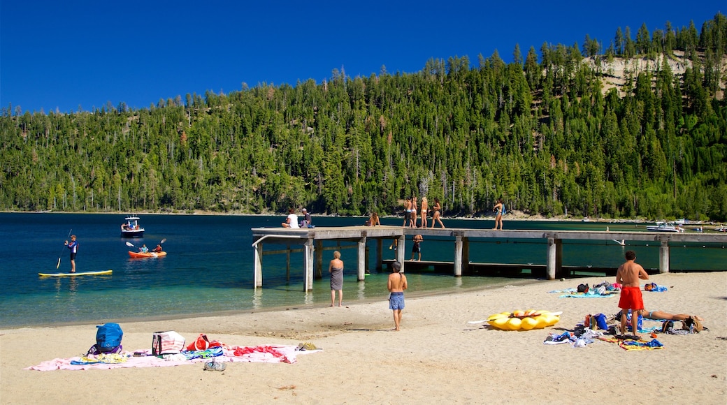 Emerald Bay State Park que incluye situaciones tranquilas, una bahía o un puerto y una playa de arena