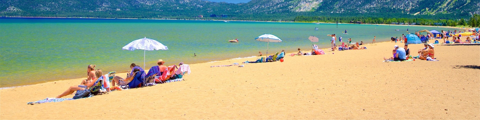 Playa Pope que incluye un lago o abrevadero, escenas tranquilas y una playa de arena